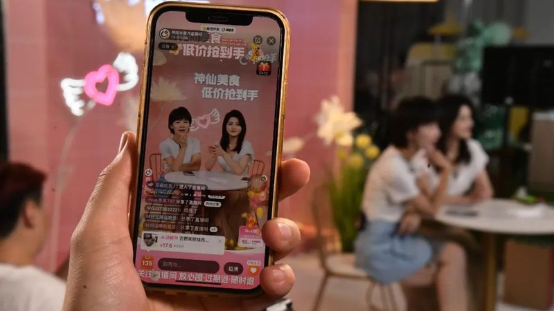 在选择长途搬家服务时，要注意以下几点：